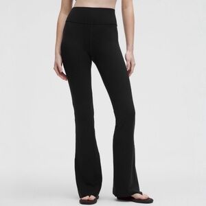 Lululemon • Groove Super-High-Rise Flared Pant 33” • Nulu • Black • 4